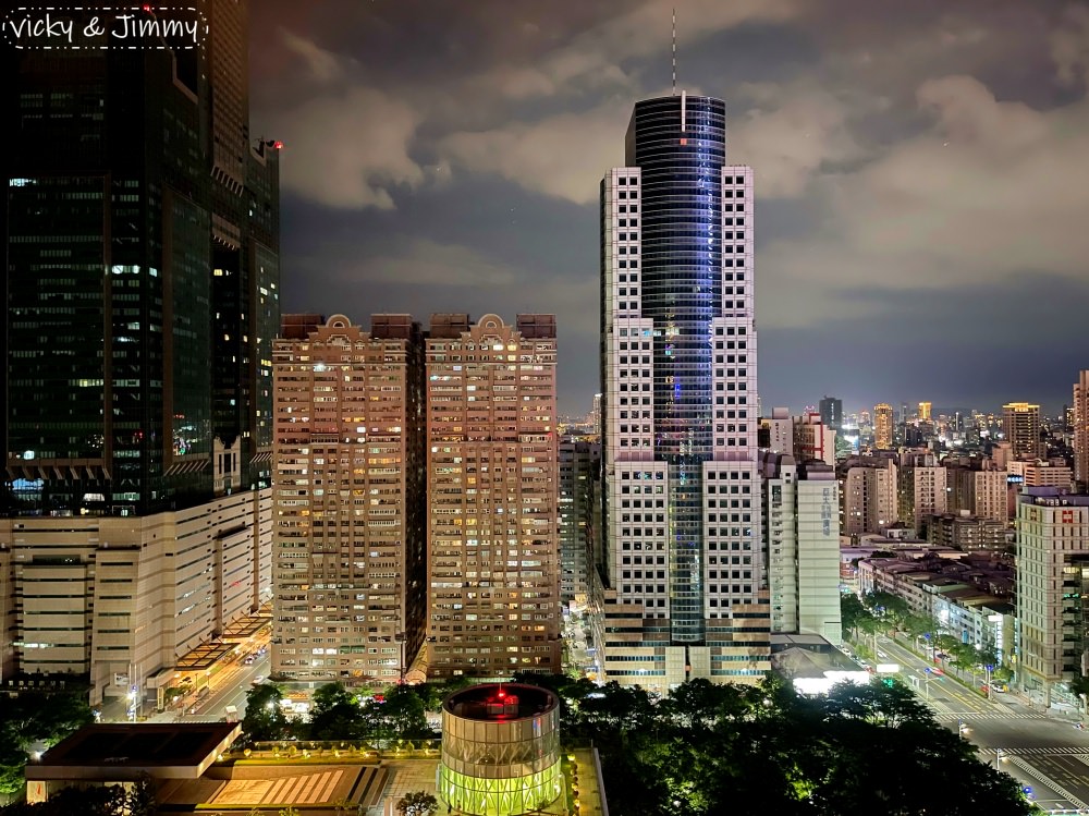高雄酒店┃承億酒店。高空無邊際泳池，高雄總圖就在旁邊，夜景超美!!!