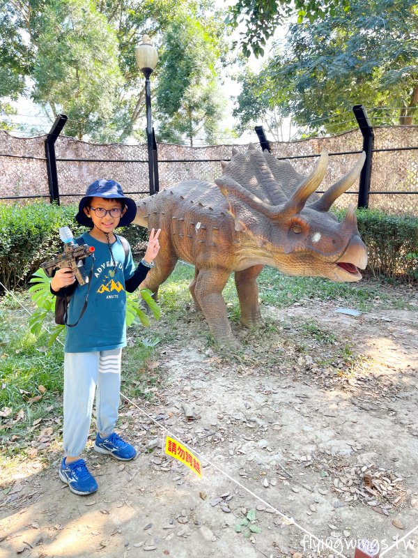 彰化芬園┃古生物奇幻樂園。大型古生物入侵!! 好玩好拍又好貴!!! 首推叢林騎士跟恐龍狩獵隊，小孩玩到不想離開。