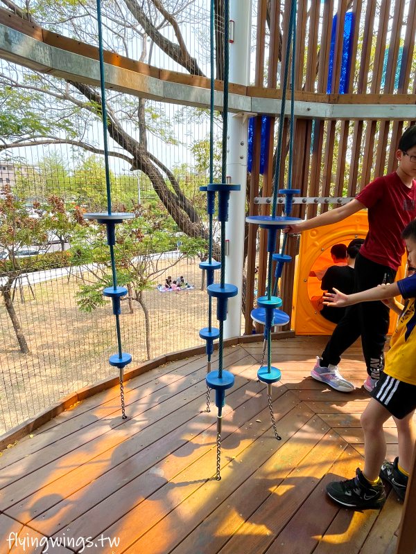 屏東東港共融公園┃大鮪魚航海樂園。11公尺高溜滑梯,東港第一個特色親子公園,讓我們成為航海王吧!! - 第15張圖 屏東東港共融公園┃大鮪魚航海樂園。11公尺高溜滑梯,東港第一個特色親子公園,讓我們成為航海王吧!!