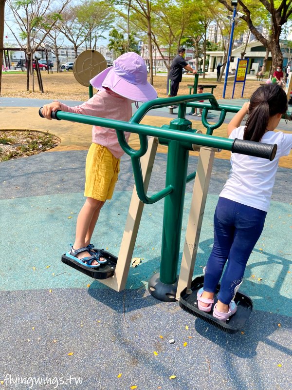 屏東東港共融公園┃大鮪魚航海樂園。11公尺高溜滑梯,東港第一個特色親子公園,讓我們成為航海王吧!! - 第24張圖 屏東東港共融公園┃大鮪魚航海樂園。11公尺高溜滑梯,東港第一個特色親子公園,讓我們成為航海王吧!!