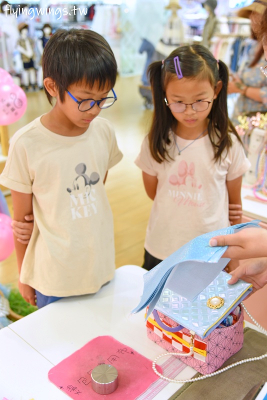 台中親子活動┃知品兒童縫紉-台中大遠百店。讓孩子親自操作縫紉機，做出獨一無二的手工包款!(內有5月份體驗課程介紹)