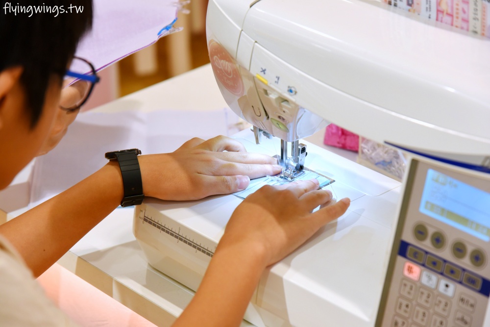 台中親子活動┃知品兒童縫紉-台中大遠百店。讓孩子親自操作縫紉機，做出獨一無二的手工包款!(內有5月份體驗課程介紹)