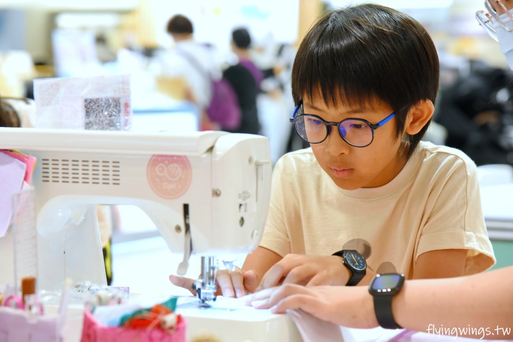 台中親子活動┃知品兒童縫紉-台中大遠百店。讓孩子親自操作縫紉機，做出獨一無二的手工包款!(內有5月份體驗課程介紹)