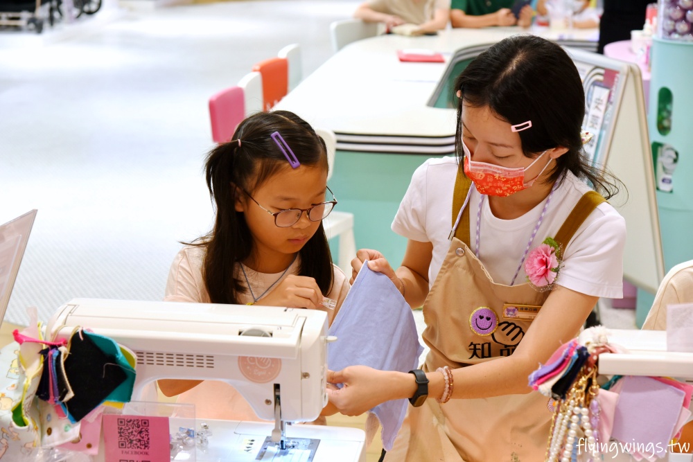 台中親子活動┃知品兒童縫紉-台中大遠百店。讓孩子親自操作縫紉機，做出獨一無二的手工包款!(內有5月份體驗課程介紹)