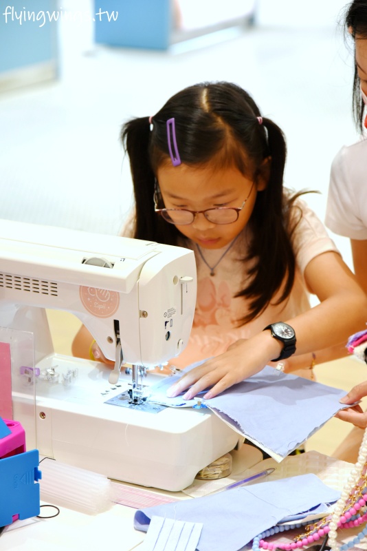 台中親子活動┃知品兒童縫紉-台中大遠百店。讓孩子親自操作縫紉機，做出獨一無二的手工包款!(內有5月份體驗課程介紹)