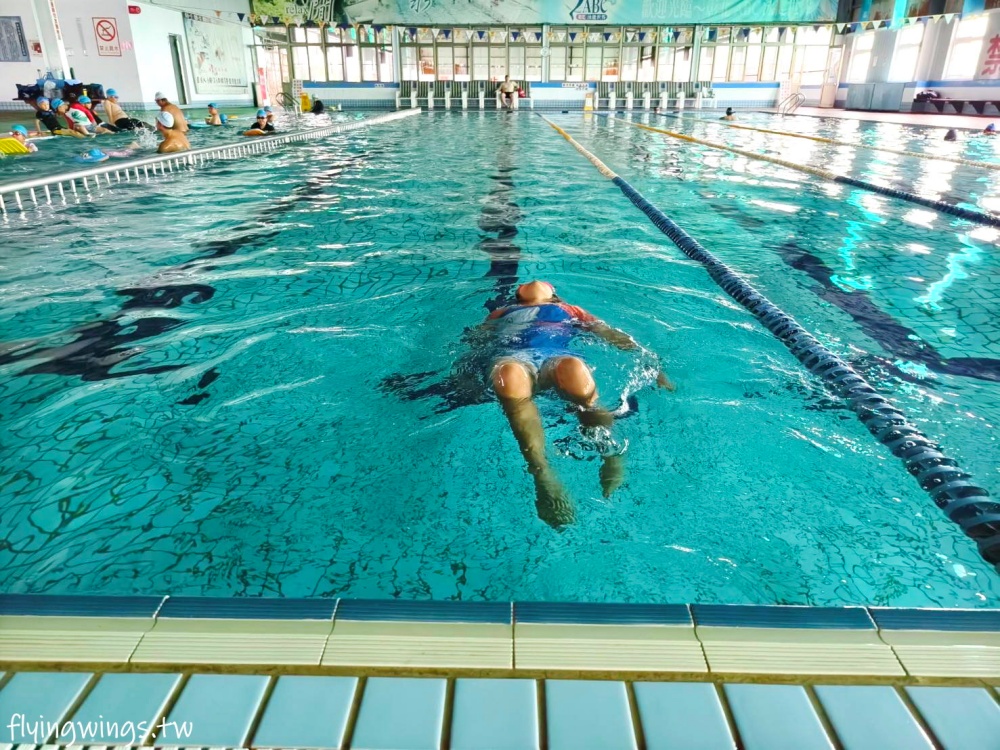 彰化和美┃彰北ABC泳健世界。室內漂漂河、滑水道隨你玩，還有SPA區好束喜，待一整天都沒有問題!!(內含2024最新票價)