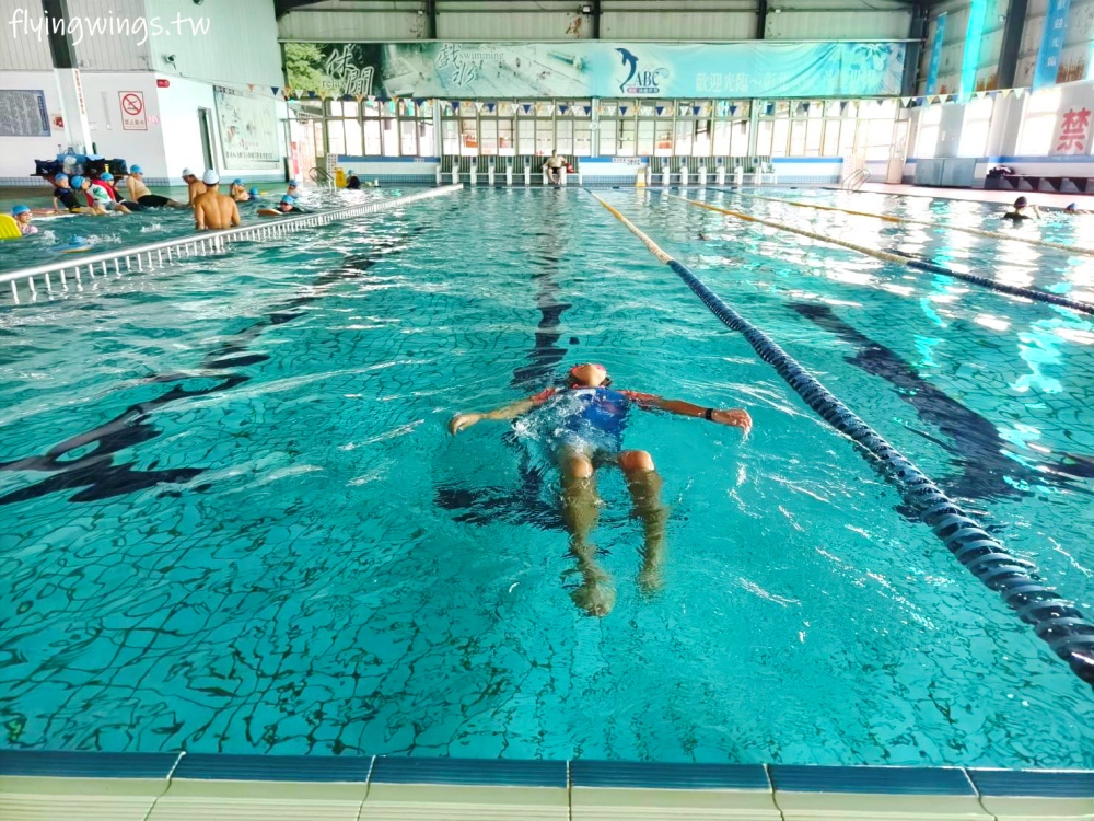 彰化和美┃彰北ABC泳健世界。室內漂漂河、滑水道隨你玩，還有SPA區好束喜，待一整天都沒有問題!!(內含2024最新票價)