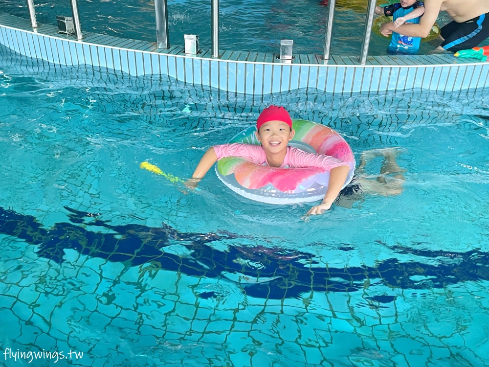 彰化和美┃彰北ABC泳健世界。室內漂漂河、滑水道隨你玩，還有SPA區好束喜，待一整天都沒有問題!!(內含2024最新票價)