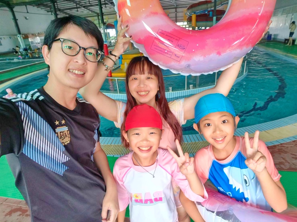 彰化和美┃彰北ABC泳健世界。室內漂漂河、滑水道隨你玩，還有SPA區好束喜，待一整天都沒有問題!!(內含2024最新票價)