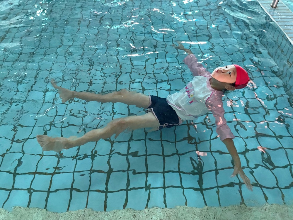 彰化和美┃彰北ABC泳健世界。室內漂漂河、滑水道隨你玩，還有SPA區好束喜，待一整天都沒有問題!!(內含2024最新票價)