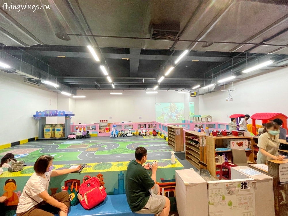 苗栗親子┃尚順育樂天地。離交流道5分鐘車程，全台最大全室內主題樂園，不管晴天雨天都好好玩!!