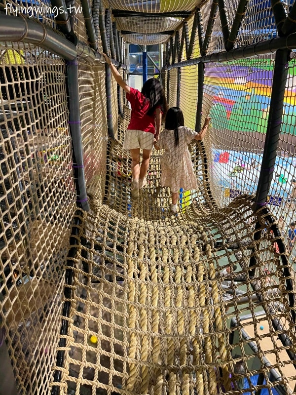 苗栗親子┃尚順育樂天地。離交流道5分鐘車程，全台最大全室內主題樂園，不管晴天雨天都好好玩!!