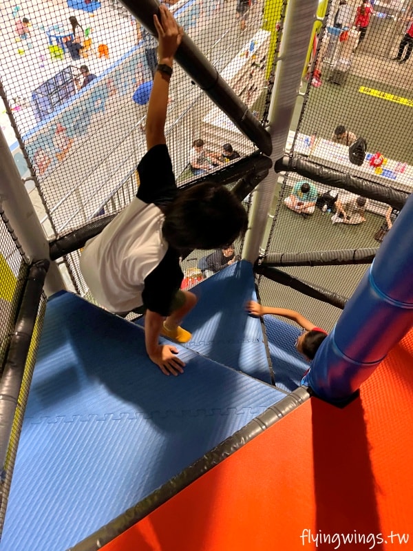 苗栗親子┃尚順育樂天地。離交流道5分鐘車程，全台最大全室內主題樂園，不管晴天雨天都好好玩!!