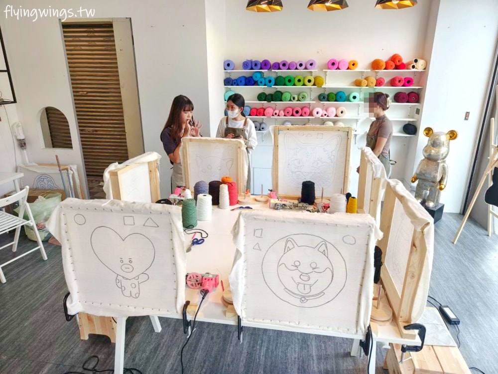 台中┃Does Art 都是藝術・全台手作地毯Tufting-台中店。來自己DIY一塊獨一無二的地毯吧! 看著喜歡的圖案變成實體地毯，太好玩了吧!!
