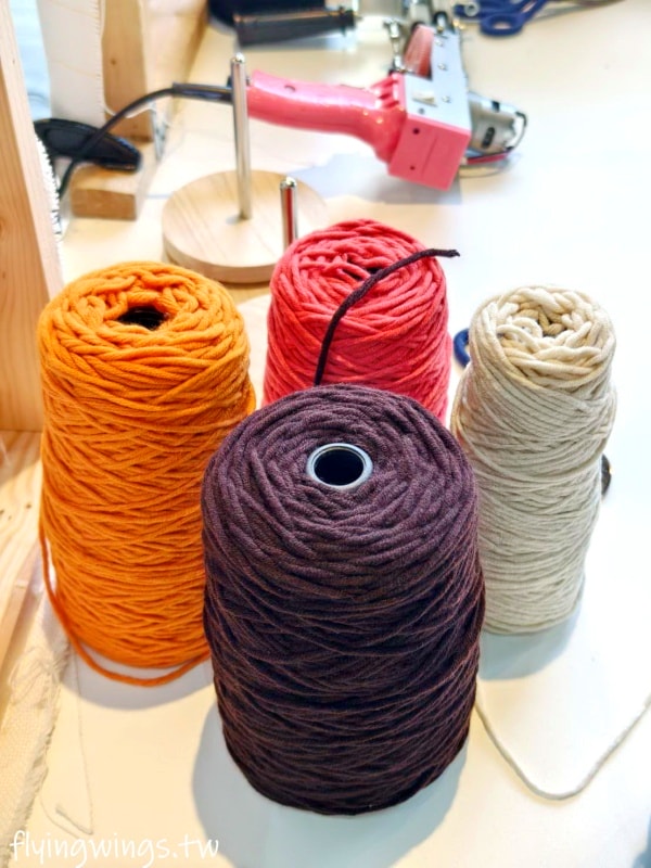 台中┃Does Art 都是藝術・全台手作地毯Tufting-台中店。來自己DIY一塊獨一無二的地毯吧! 看著喜歡的圖案變成實體地毯，太好玩了吧!!
