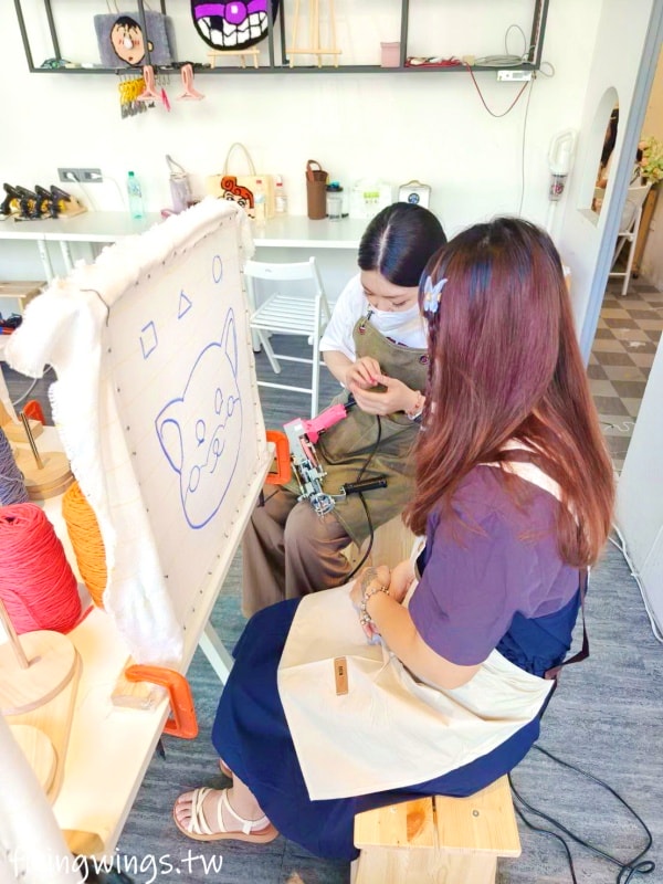 台中┃Does Art 都是藝術・全台手作地毯Tufting-台中店。來自己DIY一塊獨一無二的地毯吧! 看著喜歡的圖案變成實體地毯，太好玩了吧!!