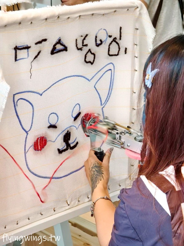 台中┃Does Art 都是藝術・全台手作地毯Tufting-台中店。來自己DIY一塊獨一無二的地毯吧! 看著喜歡的圖案變成實體地毯，太好玩了吧!!