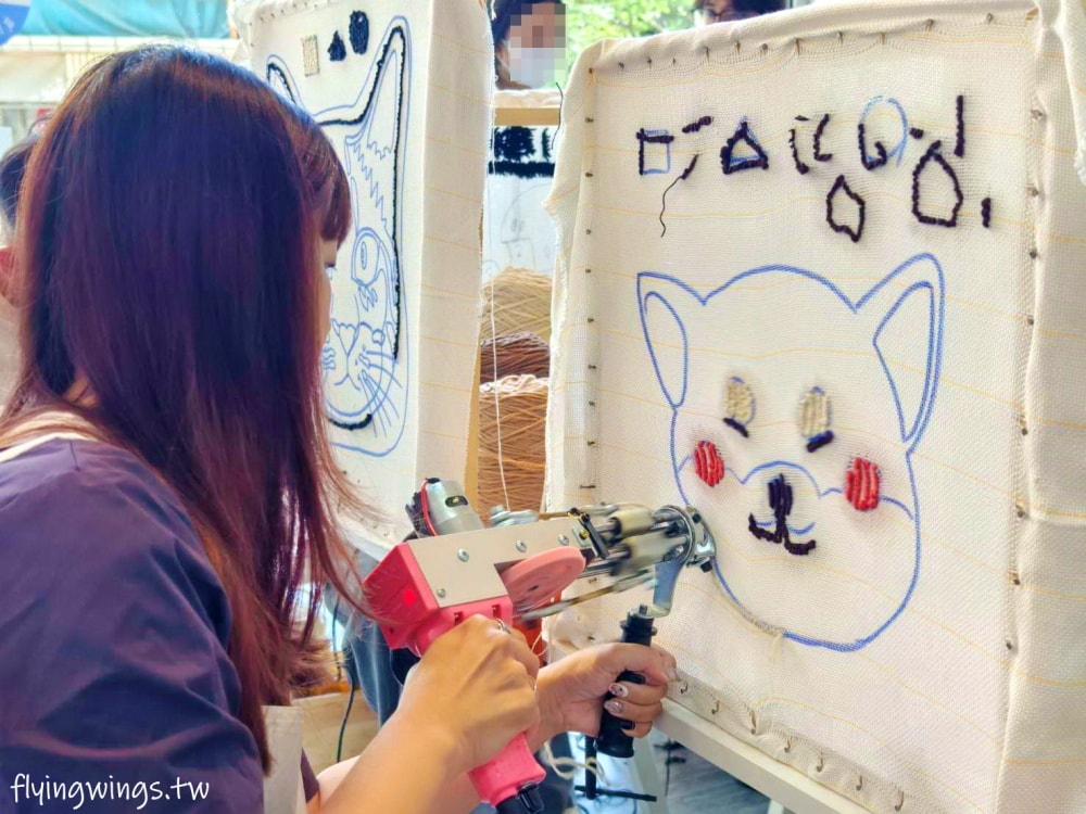 台中┃Does Art 都是藝術・全台手作地毯Tufting-台中店。來自己DIY一塊獨一無二的地毯吧! 看著喜歡的圖案變成實體地毯，太好玩了吧!!