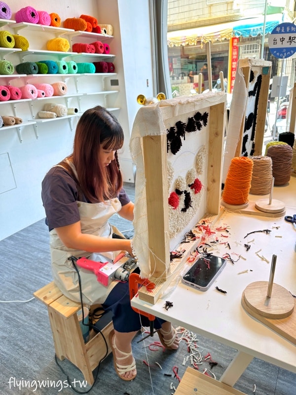 台中┃Does Art 都是藝術・全台手作地毯Tufting-台中店。來自己DIY一塊獨一無二的地毯吧! 看著喜歡的圖案變成實體地毯，太好玩了吧!!