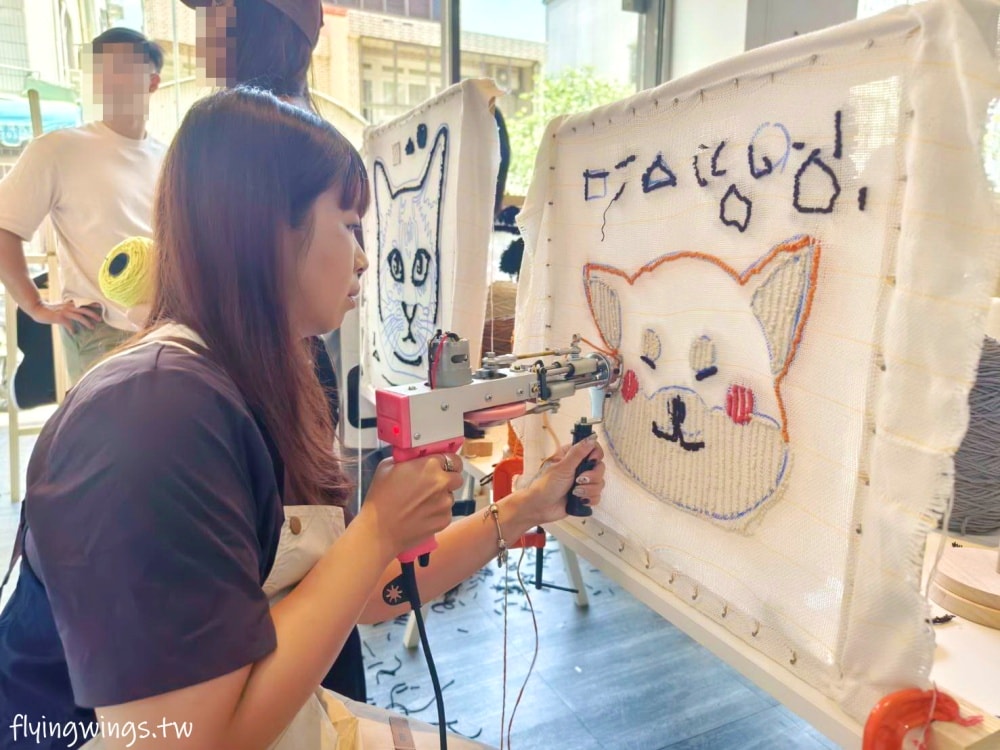 台中┃Does Art 都是藝術・全台手作地毯Tufting-台中店。來自己DIY一塊獨一無二的地毯吧! 看著喜歡的圖案變成實體地毯，太好玩了吧!!