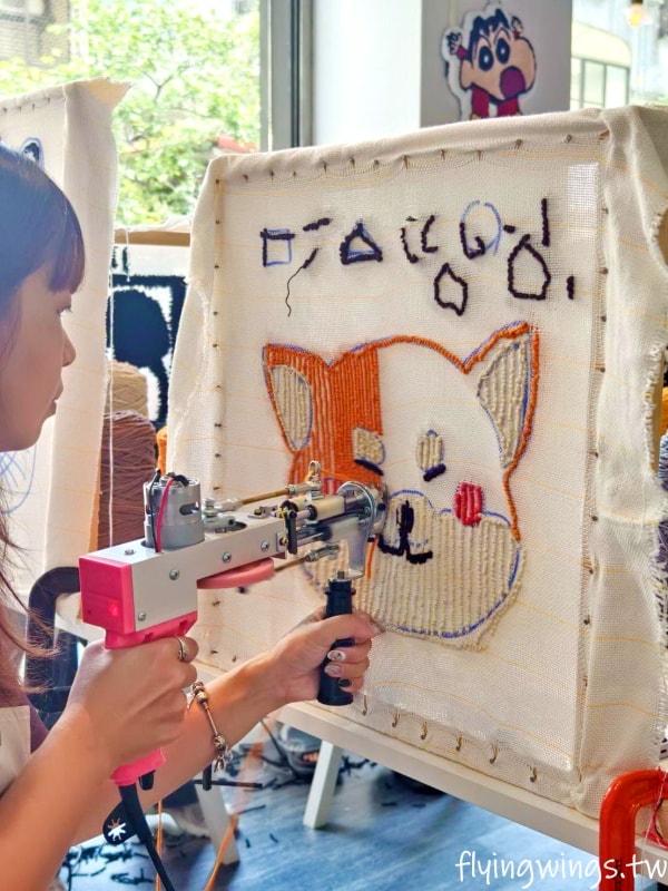 台中┃Does Art 都是藝術・全台手作地毯Tufting-台中店。來自己DIY一塊獨一無二的地毯吧! 看著喜歡的圖案變成實體地毯，太好玩了吧!!