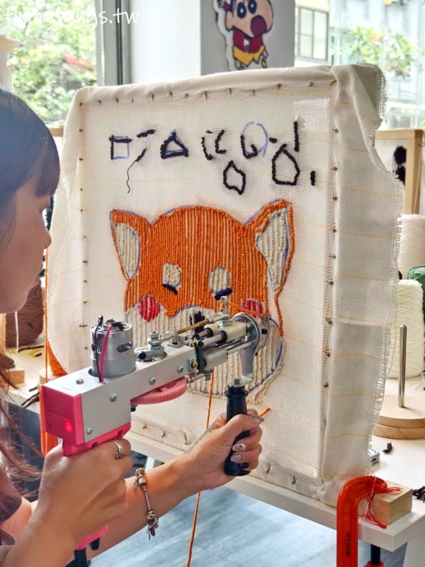 台中┃Does Art 都是藝術・全台手作地毯Tufting-台中店。來自己DIY一塊獨一無二的地毯吧! 看著喜歡的圖案變成實體地毯，太好玩了吧!!
