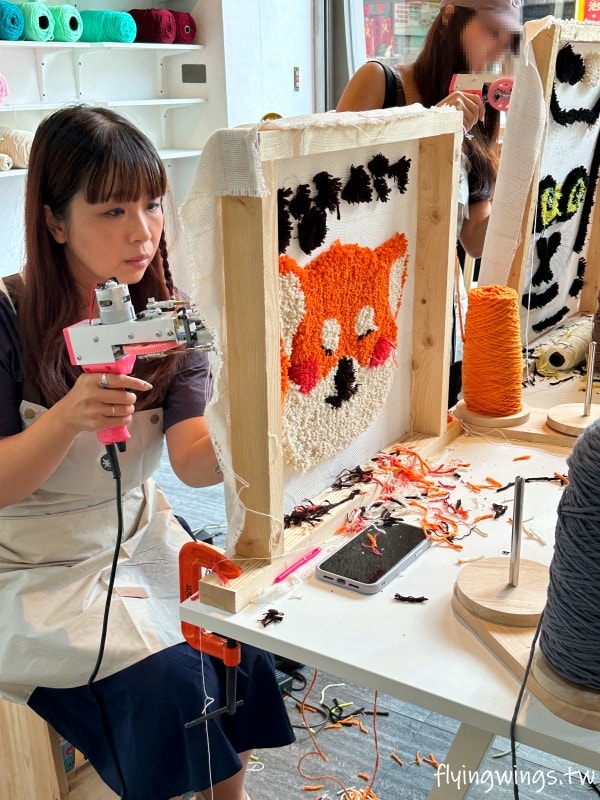 台中┃Does Art 都是藝術・全台手作地毯Tufting-台中店。來自己DIY一塊獨一無二的地毯吧! 看著喜歡的圖案變成實體地毯，太好玩了吧!!