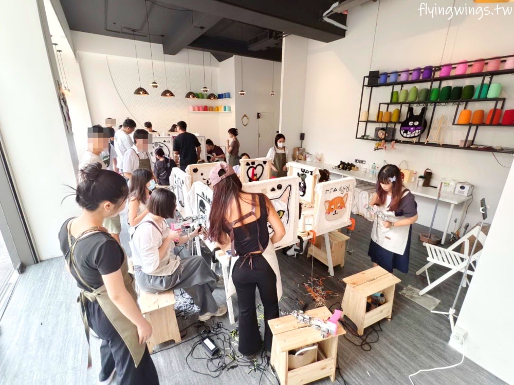台中┃Does Art 都是藝術・全台手作地毯Tufting-台中店。來自己DIY一塊獨一無二的地毯吧! 看著喜歡的圖案變成實體地毯，太好玩了吧!!