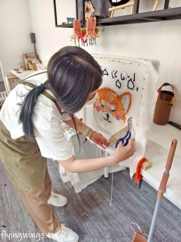 台中┃Does Art 都是藝術・全台手作地毯Tufting-台中店。來自己DIY一塊獨一無二的地毯吧! 看著喜歡的圖案變成實體地毯，太好玩了吧!!