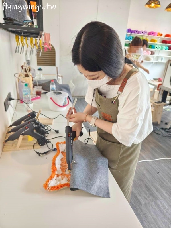 台中┃Does Art 都是藝術・全台手作地毯Tufting-台中店。來自己DIY一塊獨一無二的地毯吧! 看著喜歡的圖案變成實體地毯，太好玩了吧!!