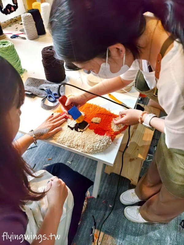 台中┃Does Art 都是藝術・全台手作地毯Tufting-台中店。來自己DIY一塊獨一無二的地毯吧! 看著喜歡的圖案變成實體地毯，太好玩了吧!!