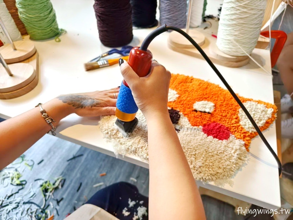 台中┃Does Art 都是藝術・全台手作地毯Tufting-台中店。來自己DIY一塊獨一無二的地毯吧! 看著喜歡的圖案變成實體地毯，太好玩了吧!!