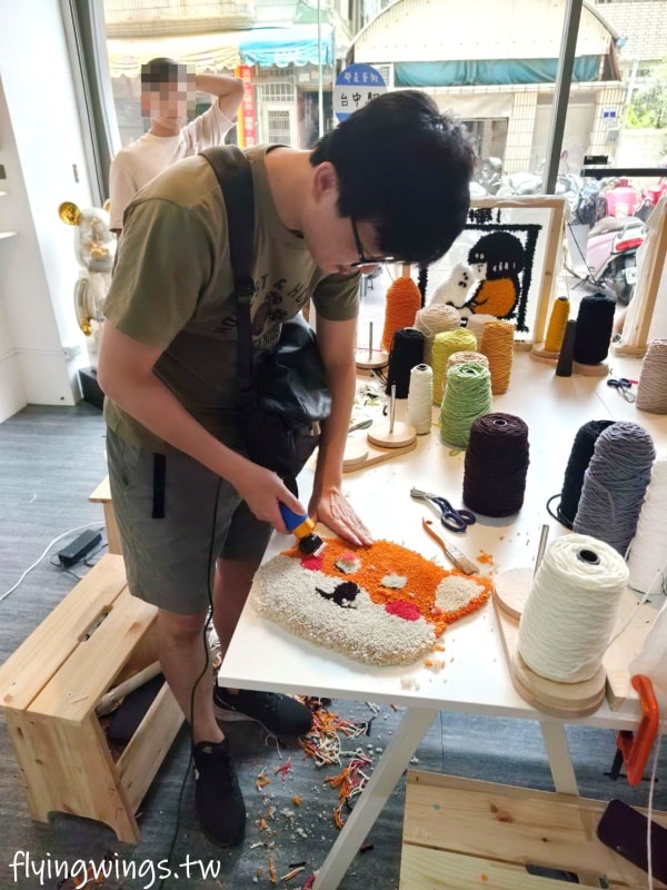 台中┃Does Art 都是藝術・全台手作地毯Tufting-台中店。來自己DIY一塊獨一無二的地毯吧! 看著喜歡的圖案變成實體地毯，太好玩了吧!!