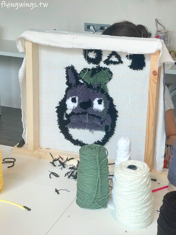 台中┃Does Art 都是藝術・全台手作地毯Tufting-台中店。來自己DIY一塊獨一無二的地毯吧! 看著喜歡的圖案變成實體地毯，太好玩了吧!!