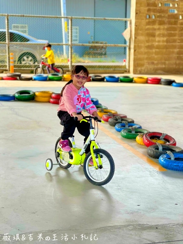 彰化┃遛小孩玩具屋。不用加會員，一件玩具就批發價，有廣大停車場，舒適的購物空間!