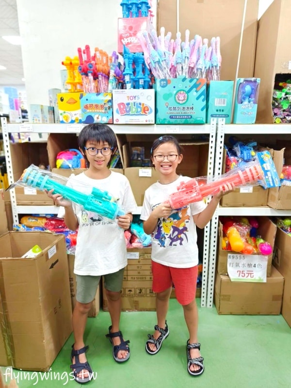 彰化┃遛小孩玩具屋。不用加會員，一件玩具就批發價，有廣大停車場，舒適的購物空間!