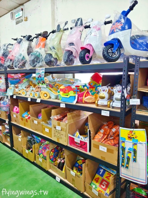 彰化┃遛小孩玩具屋。不用加會員，一件玩具就批發價，有廣大停車場，舒適的購物空間!
