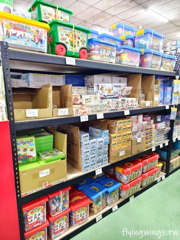 彰化┃遛小孩玩具屋。不用加會員，一件玩具就批發價，有廣大停車場，舒適的購物空間!