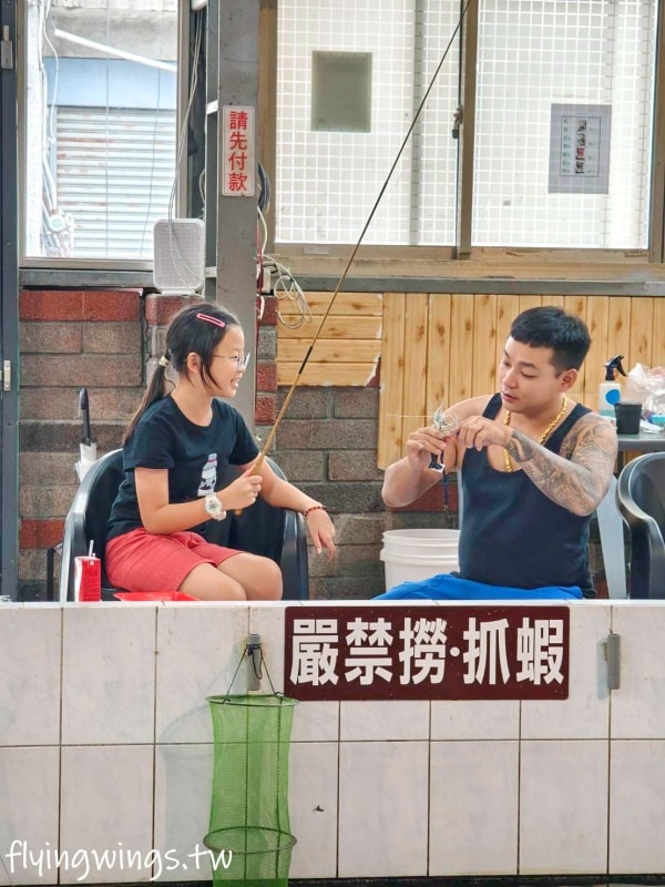 彰化秀水┃就愛釣蝦場。2024全新開幕，親子友善、無菸釣蝦場，還有冷氣吹! 沒技巧也釣得到，當真佛心來的!!