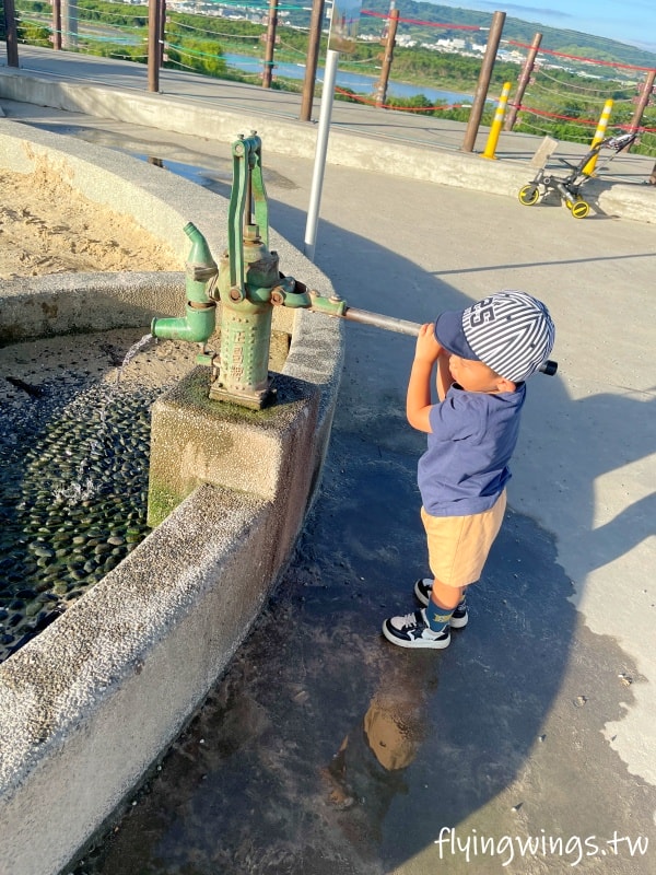 彰化和美┃烏溪廊道親子公園。和美國道三車道下方,跳跳床平衡網好刺激!! 沙坑、山丘溜滑梯小孩都喜歡! - 第4張圖 彰化和美┃烏溪廊道親子公園。和美國道三車道下方,跳跳床平衡網好刺激!! 沙坑、山丘溜滑梯小孩都喜歡!