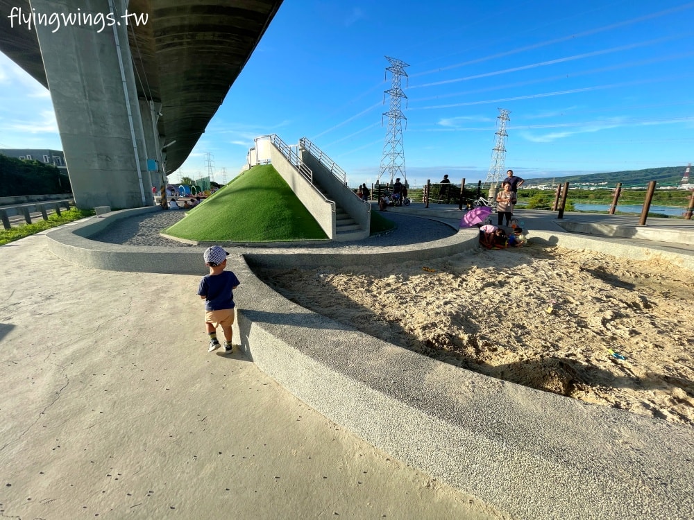 彰化和美┃烏溪廊道親子公園。和美國道三車道下方,跳跳床平衡網好刺激!! 沙坑、山丘溜滑梯小孩都喜歡! - 第5張圖 彰化和美┃烏溪廊道親子公園。和美國道三車道下方,跳跳床平衡網好刺激!! 沙坑、山丘溜滑梯小孩都喜歡!