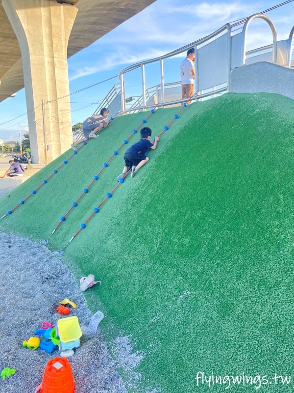 彰化和美┃烏溪廊道親子公園。和美國道三車道下方,跳跳床平衡網好刺激!! 沙坑、山丘溜滑梯小孩都喜歡! - 第7張圖 彰化和美┃烏溪廊道親子公園。和美國道三車道下方,跳跳床平衡網好刺激!! 沙坑、山丘溜滑梯小孩都喜歡!