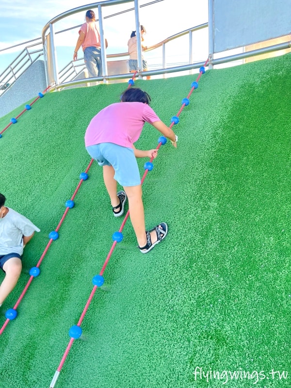彰化和美┃烏溪廊道親子公園。和美國道三車道下方,跳跳床平衡網好刺激!! 沙坑、山丘溜滑梯小孩都喜歡! - 第9張圖 彰化和美┃烏溪廊道親子公園。和美國道三車道下方,跳跳床平衡網好刺激!! 沙坑、山丘溜滑梯小孩都喜歡!