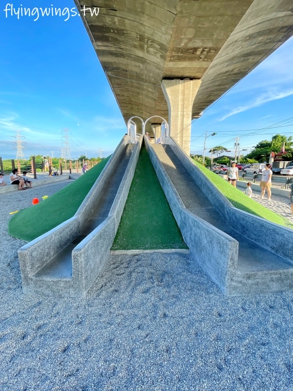 彰化和美┃烏溪廊道親子公園。和美國道三車道下方,跳跳床平衡網好刺激!! 沙坑、山丘溜滑梯小孩都喜歡! - 第14張圖 彰化和美┃烏溪廊道親子公園。和美國道三車道下方,跳跳床平衡網好刺激!! 沙坑、山丘溜滑梯小孩都喜歡!