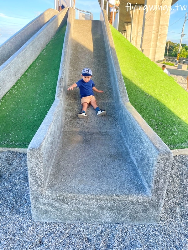彰化和美┃烏溪廊道親子公園。和美國道三車道下方,跳跳床平衡網好刺激!! 沙坑、山丘溜滑梯小孩都喜歡! - 第15張圖 彰化和美┃烏溪廊道親子公園。和美國道三車道下方,跳跳床平衡網好刺激!! 沙坑、山丘溜滑梯小孩都喜歡!