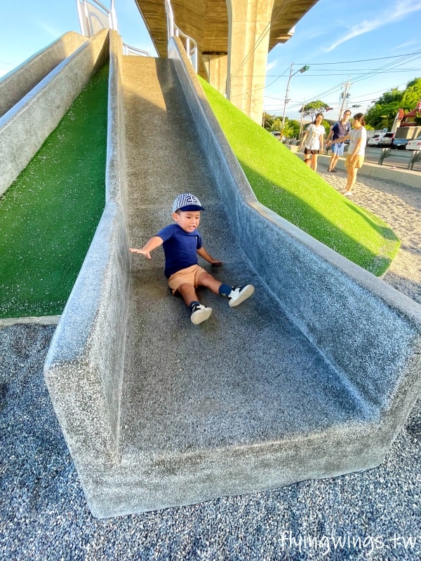 彰化和美┃烏溪廊道親子公園。和美國道三車道下方,跳跳床平衡網好刺激!! 沙坑、山丘溜滑梯小孩都喜歡! - 第16張圖 彰化和美┃烏溪廊道親子公園。和美國道三車道下方,跳跳床平衡網好刺激!! 沙坑、山丘溜滑梯小孩都喜歡!