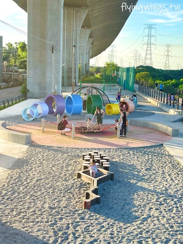 彰化和美┃烏溪廊道親子公園。和美國道三車道下方,跳跳床平衡網好刺激!! 沙坑、山丘溜滑梯小孩都喜歡! - 第17張圖 彰化和美┃烏溪廊道親子公園。和美國道三車道下方,跳跳床平衡網好刺激!! 沙坑、山丘溜滑梯小孩都喜歡!