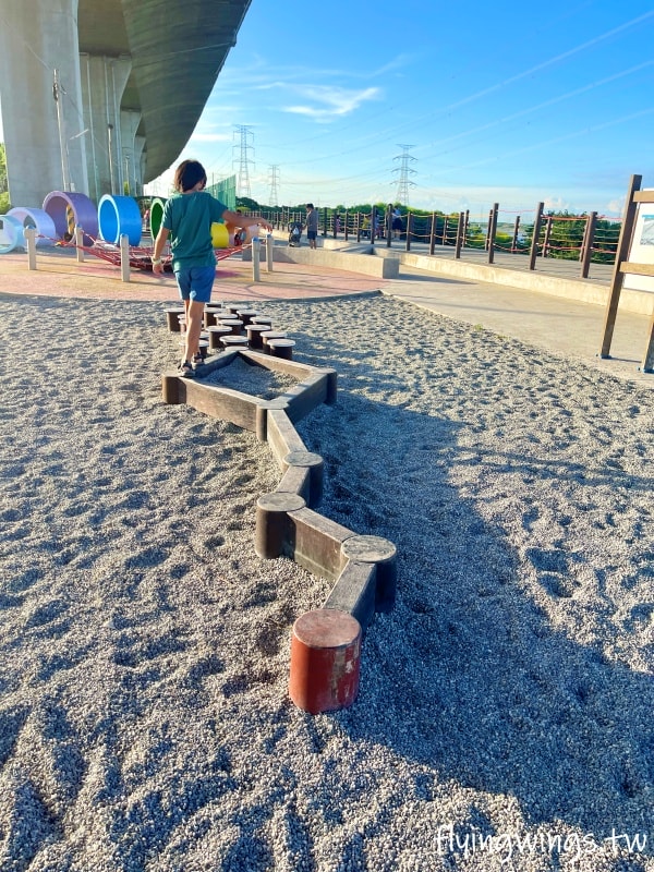 彰化和美┃烏溪廊道親子公園。和美國道三車道下方,跳跳床平衡網好刺激!! 沙坑、山丘溜滑梯小孩都喜歡! - 第18張圖 彰化和美┃烏溪廊道親子公園。和美國道三車道下方,跳跳床平衡網好刺激!! 沙坑、山丘溜滑梯小孩都喜歡!
