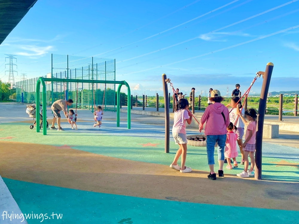 彰化和美┃烏溪廊道親子公園。和美國道三車道下方,跳跳床平衡網好刺激!! 沙坑、山丘溜滑梯小孩都喜歡! - 第29張圖 彰化和美┃烏溪廊道親子公園。和美國道三車道下方,跳跳床平衡網好刺激!! 沙坑、山丘溜滑梯小孩都喜歡!