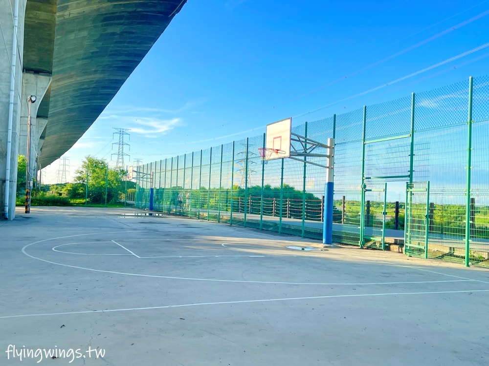 彰化和美┃烏溪廊道親子公園。和美國道三車道下方,跳跳床平衡網好刺激!! 沙坑、山丘溜滑梯小孩都喜歡! - 第30張圖 彰化和美┃烏溪廊道親子公園。和美國道三車道下方,跳跳床平衡網好刺激!! 沙坑、山丘溜滑梯小孩都喜歡!